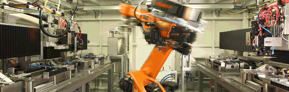 Blick in einer Laseranlage mit einem aktiven vollautomatisierten Roboter